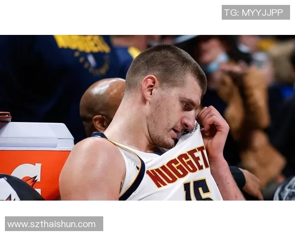 掘金与尼克斯激烈对抗赛场群殴引发球迷热议与争论